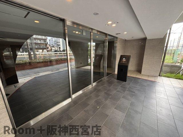 セレニテ甲子園プリエのエントランス