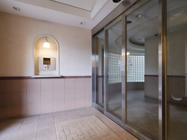 ヴェルビュ大崎百反通りのエントランス|山手線「大崎」駅徒歩８分！平成１２年築・オートロック付きマンション、ヴェルビュ大崎百反通りは即日現地案内可能となっておりますので、お気軽にお問い合わせください！