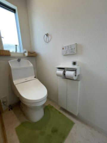 加古川市加古川町稲屋のトイレ|【トイレ/2階】
トイレは各階に設置されているので、来客時でも気兼ねなく利用できます。夜間や朝の身支度タイムにもスムーズに使用できそうです。