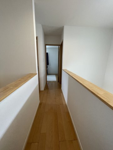 加古川市加古川町稲屋の内装|【2階ホール】
2階ホールの様子です。吹抜部分から1階リビングの様子をご確認いただけます。