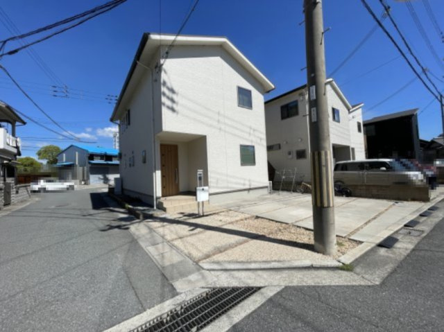 加古川市加古川町稲屋の外観|【現地外観】
前面道路はアスファルト舗装済み。敷地との高低差もほぼなく、自転車や車がスムーズに出入りできます。駐車スペースは2台分確保されています(車種によっては3台可能)。