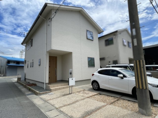 加古川市加古川町稲屋の外観|【現地外観】
前面道路はアスファルト舗装済み。敷地との高低差もほぼなく、自転車や車がスムーズに出入りできます。駐車スペースは2台分確保されています(車種によっては3台可能)。