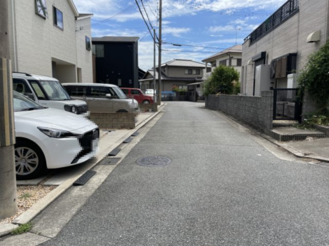 加古川市加古川町稲屋の前面道路含む現地写真|【前面道路含む現地写真】
西側の前面道路の様子です。幅員約4.3mが確保された公道です。
