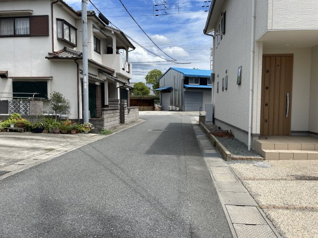 加古川市加古川町稲屋の前面道路含む現地写真|【前面道路含む現地写真】
北側の前面道路の様子です。幅員約4.8mが確保された公道です。
