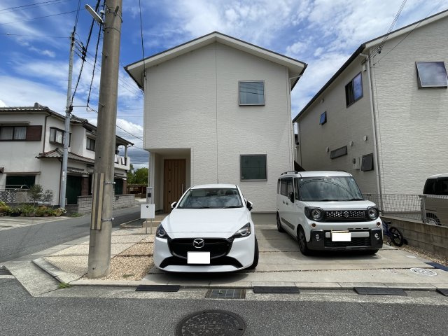 加古川市加古川町稲屋の外観|【加古川市加古川町稲屋】
開放的な北西角地。2017年5月築のオール電化仕様4LDK。駐車スペースは並列で2台分(車種によっては3台)駐車可能です！