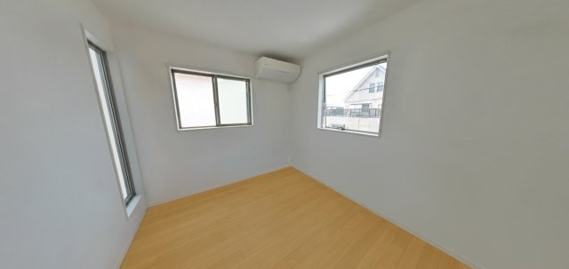 加古川市加古川町稲屋の洋室|【洋室/約6.6帖】
バルコニーに出入りができます。WICが設置されているので、主寝室としておすすめの一室です。※CG加工が施されたイメージ画像です。実際とは異なる場合がございます。
