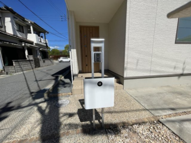 加古川市加古川町稲屋の玄関|【玄関ポスト】
外構のアクセントとなる、デザイン性のあるスタイリッシュな機能門柱が採用されています。モニター付きインターホンが搭載されていますので、来訪者を音と画像の両方で確認することが可能です。