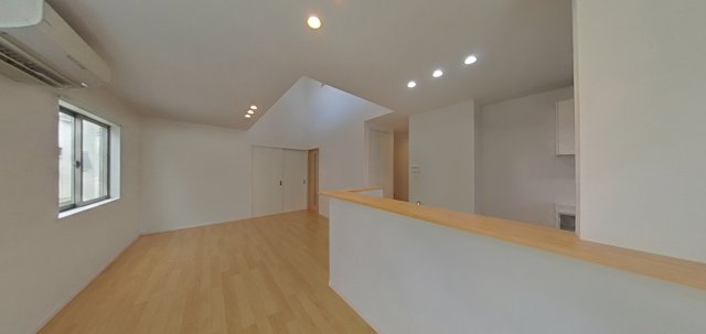 加古川市加古川町稲屋の居間・リビング|【LDK/約16.8帖】
家具配置のアレンジがしやすい横長レイアウトのリビング。ダイニングテーブル、ソファセットを設置できます。※CG加工が施されたイメージ画像です。実際とは異なる場合がございます。