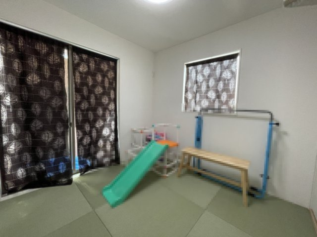 加古川市加古川町稲屋の和室|【和室/約4.5帖】
リビングに隣接しているため、小さなお子様のプレイスペースや食後の団らんスペースとしてご活用いただけます。2面採光で明るく風通しの良いお部屋です。