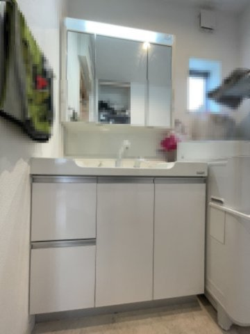 加古川市加古川町稲屋の独立洗面台|【洗面所】
ヘアメイクに便利な三面鏡付きの洗面化粧台が設置されています。水栓はシャワー対応のため、洗髪や掃除もスムーズ。鏡裏と洗面ボウル下に収納スペースがございます。

