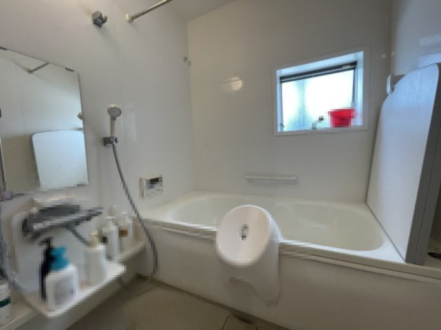 加古川市加古川町稲屋の浴室|【浴室】
換気可能な小窓が設置されています。洗顔に便利な鏡や、ボトル類を保管できるカウンターなど、使いやすい設備が搭載された浴室です。