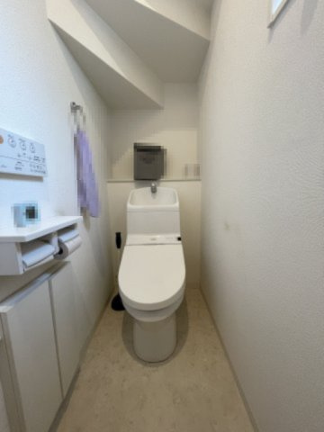 加古川市加古川町稲屋のトイレ|【トイレ/1階】
階段下のデッドスペースを有効活用。年間を通して快適にご使用いただける温水洗浄便座付き。リモコンは壁付けですのでスムーズに操作できます。