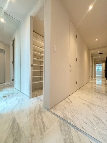 「防音室完備」The Residence 旗の台の玄関|きれいな玄関です