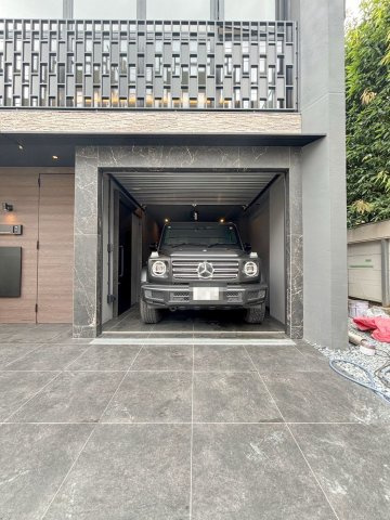 「防音室完備」The Residence 旗の台の駐車場|縦列駐車2台可能なガレージ（Gクラスの大型サイズも駐車可）