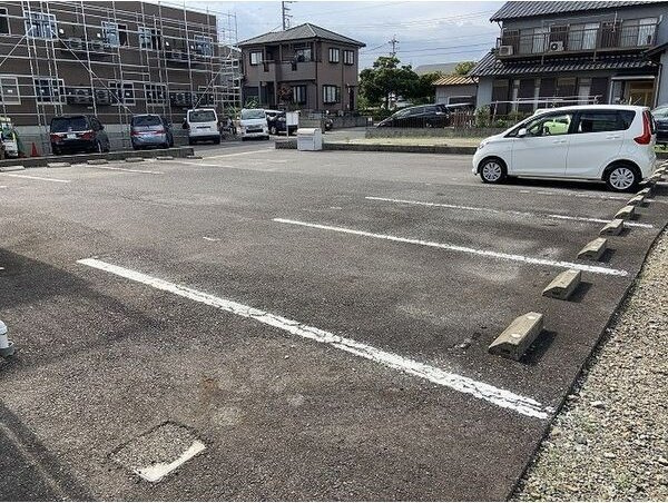 Surplus　One杉藤の駐車場