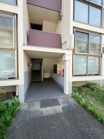 狩口台住宅25号棟のエントランス