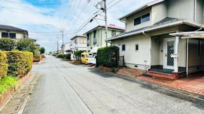 【中古】比企郡川島町八幡中古住宅の前面道路含む現地写真|前面道路6mで広々