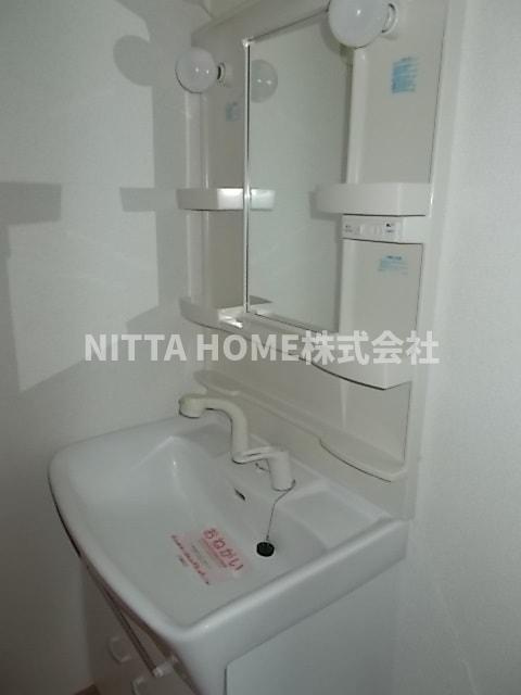 リヴィエールサラサＢの洗面所|シャワー付きの洗面台朝の準備も楽々です◆