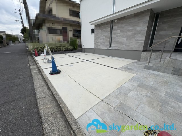 藤沢市片瀬山３丁目　未入居戸建　全１棟の駐車場|車種により並列３台駐車可