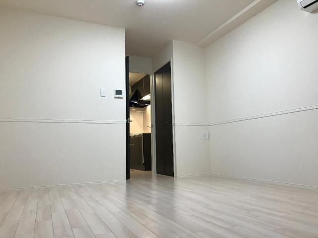 SYS長岡京の居間・リビング|南向き最上階の明るいお部屋。エアコンとクロゼットを標準装備