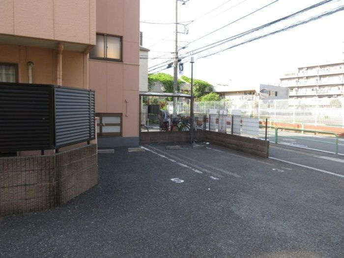 ドエルモトハシクレールの駐車場