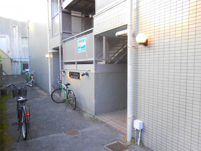 サンウエスト西真上のエントランス