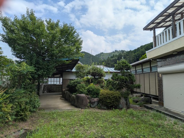 住宅付店舗戸建　兵庫県丹波篠山市中野の庭|玄関の前は庭となっており、奥に倉庫があります。