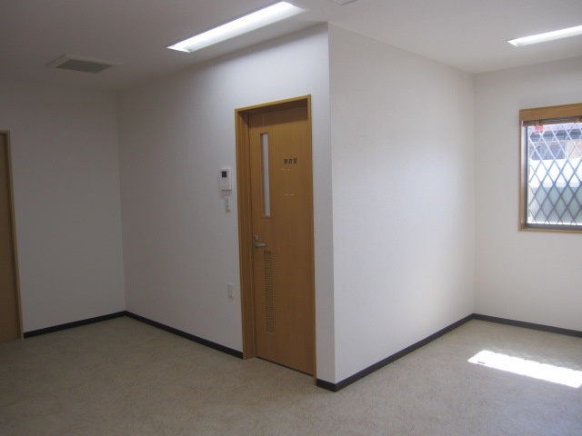 メルディアキューブ箕面牧落 Office & Garageの居間・リビング|1階、更衣室