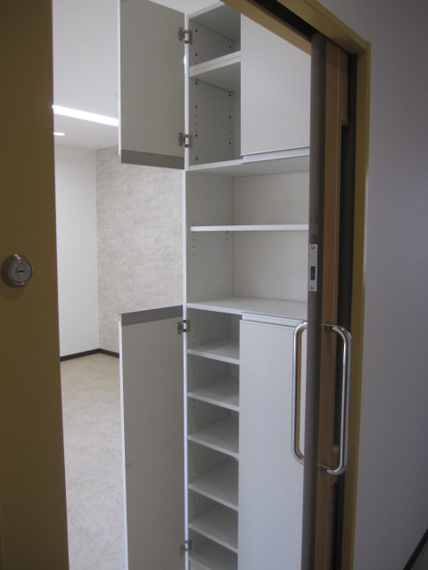メルディアキューブ箕面牧落 Office & Garageの収納|２階、事務室入口
