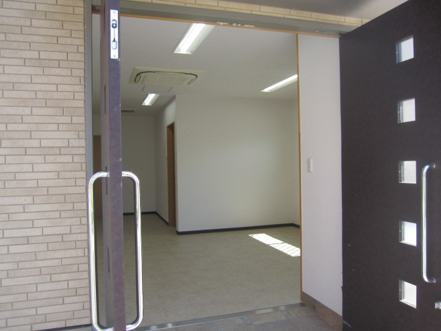 メルディアキューブ箕面牧落 Office & Garageの玄関