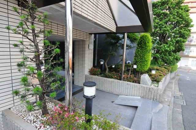 新宿区西新宿４丁目の賃貸マンションのエントランス