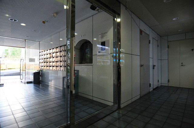 新宿区西新宿４丁目の賃貸マンションのエントランス
