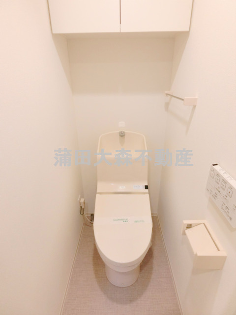 アイル　グランディール蒲田のトイレ|上部棚収納に温水洗浄便座付きのトイレ