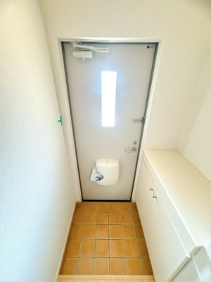 【玄関】 | アヴァンツァート | ※クリーニング前のお部屋です