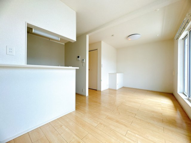 【居間・リビング】 | アヴァンツァート | ※クリーニング前のお部屋です