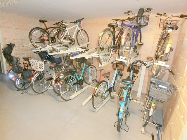 アールブラン久が原のその他共用部分|ラック式の屋内駐輪場
