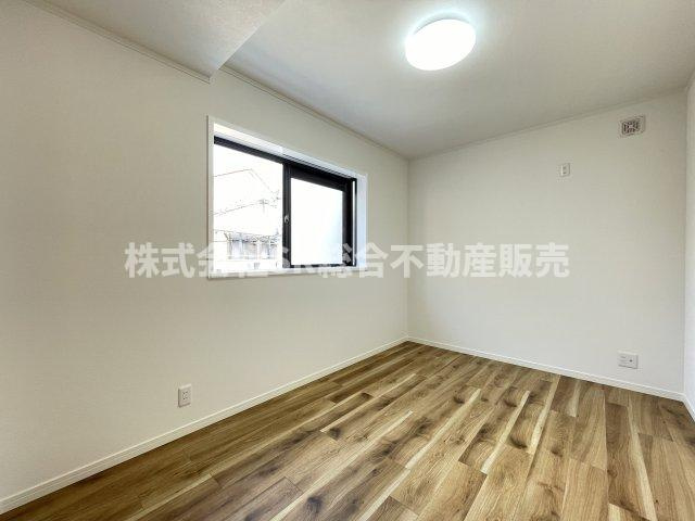 稲田新町3丁目中古戸建の寝室|2F　5.7帖。落ち着いた雰囲気で寝室にいかがでしょうか？