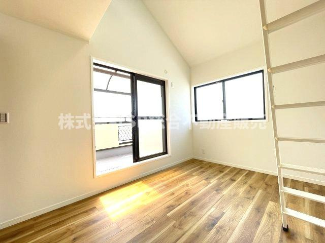 稲田新町3丁目中古戸建の洋室|バルコニーに面した明るい洋室です！