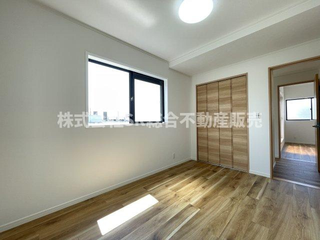 稲田新町3丁目中古戸建の洋室|窓から明るい光が入ってきます！
