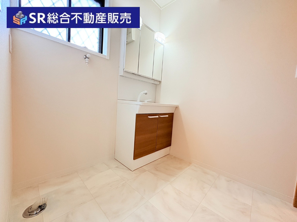 稲田新町3丁目中古戸建の独立洗面台|洗面台も新調済！温水シャワー付洗面化粧台があり朝の支度も楽々です☆