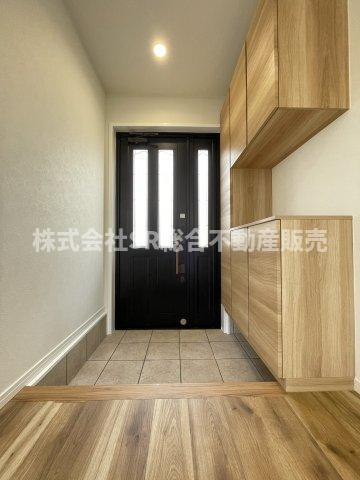 稲田新町3丁目中古戸建の玄関|大きなシューズボックス付きで整理整頓できます！