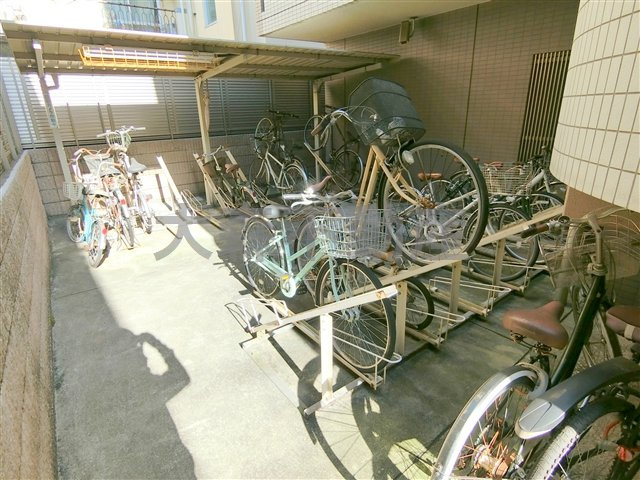 日神デュオステージ大森のその他共用部分|屋根付きラック式の駐輪場　空き状況等詳細はお問合せください。