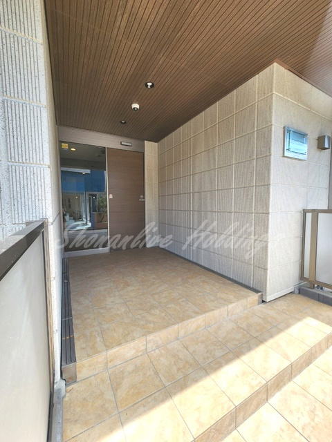 藤沢市鵠沼花沢町の賃貸マンションのエントランス