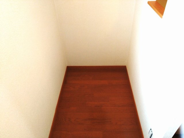 レオパレスプチＫの内装|明るい色調の室内です