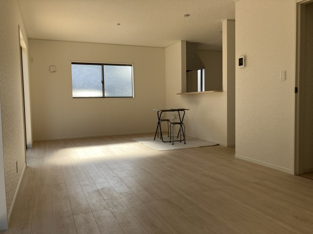 クレイドルガーデン防府市新田 第8の居間・リビング|20畳の開放的なリビングダイニングです。