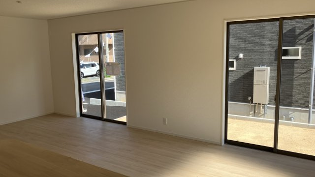 クレイドルガーデン防府市新田 第8の居間・リビング|南東向きの明るく開放的なリビングです。