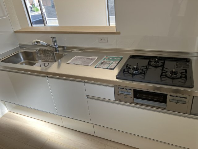 クレイドルガーデン防府市新田 第8のキッチン|3口コンロの対面キッチンです。