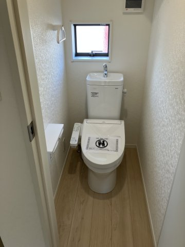 クレイドルガーデン防府市新田 第8のトイレ|小窓付きのトイレです。