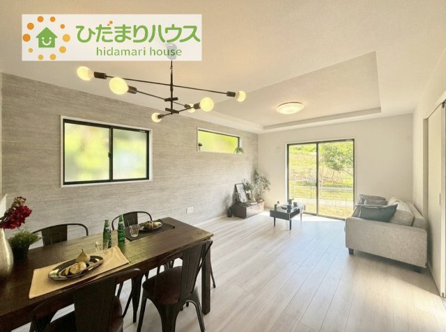 【居間・リビング】 | 土浦市上高津2期　新築戸建　6号棟 | リビングの大きな窓からは、暖かな日の光が降り注ぎます・・・