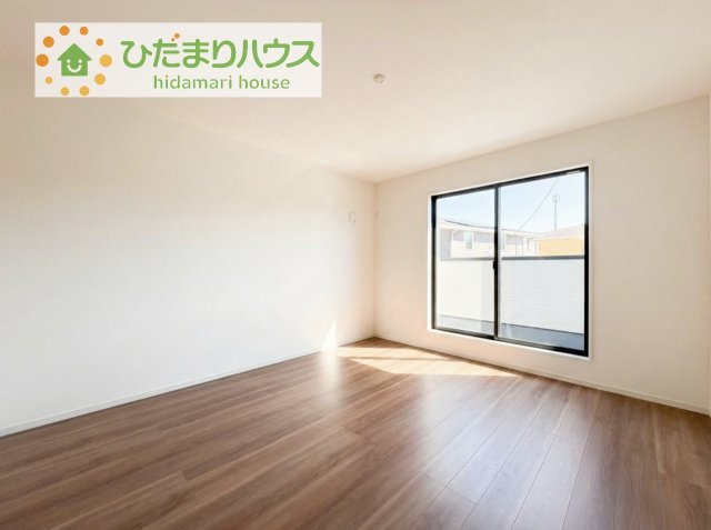 【寝室】 | 土浦市上高津2期　新築戸建　3号棟 | バルコニーに面していて、たっぷり光りの入る明るい主寝室です！